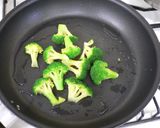 ブロッコリーと鮭の中骨缶のミルクスープ作り方1写真