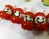 ちょんちょん刺して☆ミニトマトサンタ☆作り方2写真