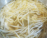 モヤシと豚肉、万能ネギの中華風スープ作り方6写真