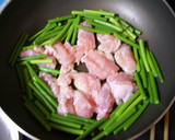 にんにくの芽と鶏肉のオイスター炒め☆作り方1写真