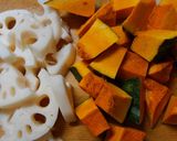 かぼちゃと蓮根とチンゲン菜 ちくわの煮物作り方1写真