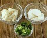 カルシウムも摂れる！冬野菜の白味噌汁作り方1写真