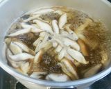 シメジ、椎茸、蒲鉾、溶き卵のすまし汁作り方2写真