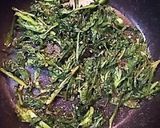 ドレッシングで簡単！春菊のごまドレ炒め作り方3写真