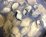 旨味たっぷり！魚介の味噌チーズ鍋作り方2写真