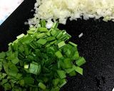 鶏そぼろとニラのスタミナ丼作り方1写真