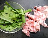 簡単！豚バラニラ炒め作り方1写真