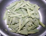 簡単！豚バラニラ炒め作り方3写真