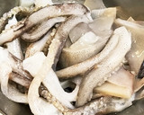 イカ(エンペラ＆ゲソ)とトマトの炒め物作り方1写真