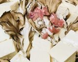 親子玉子とじ鍋●鶏茸豆腐の寄せ鍋の上に！作り方1写真