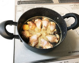★手羽元とさつまいもの甘め黒酢煮★作り方1写真