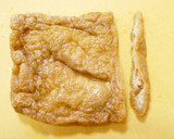 きつねうどんのお揚げと餅で♪レンジ餅巾着作り方1写真