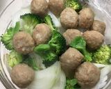 鶏団子と野菜の香味ペースト炒め作り方2写真