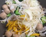 鶏団子と野菜の香味ペースト炒め作り方3写真