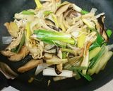簡単美味しい！長ネギときのこの炒め物作り方5写真