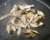 簡単！蒸し鶏とニラの味噌炒め作り方1写真