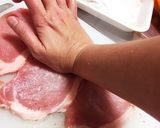 ブロッコリーをぐるぐる巻きにする豚作り方2写真
