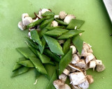 椎茸軸と絹さやのしょうゆバターパスタ作り方1写真