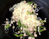 椎茸軸と絹さやのしょうゆバターパスタ作り方2写真