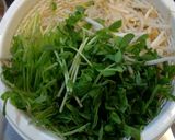 ピリ旨！豆苗ともやしの食べるラー油炒め！作り方1写真