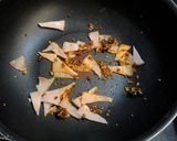 ピリ旨！豆苗ともやしの食べるラー油炒め！作り方2写真
