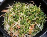 ピリ旨！豆苗ともやしの食べるラー油炒め！作り方3写真