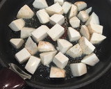 ご飯が進む！豚肉と揚げ里芋の照り焼き作り方3写真