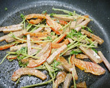 簡単！豆苗とパストラミの黒胡椒ソテー作り方3写真