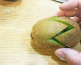 簡単 キウイの飾り切り 蓮の花作り方3写真