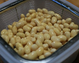 土鍋で炊く煎り大豆とキノコの炊き込みご飯作り方1写真