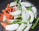 冷蔵庫の残り物で作るエスニック焼きうどん作り方2写真