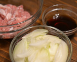 豚こま切れ肉と玉ねぎの甘辛炒め【作り置き作り方1写真