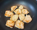 【簡単夕食】柔らか鶏胸肉と玉ねぎしめじの甘酢炒め作り方3写真