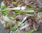 葉たまねぎと豚こま肉のゴマ油醤油炒め作り方4写真