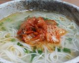 鶏ｶﾞﾗｽｰﾌﾟのｷﾑﾁ温麺作り方3写真
