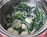 酒粕クリームでほうれん草とウズラの味噌汁作り方3写真