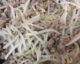 簡単＊ピリ辛もやしそぼろ丼＊子供とりわけ作り方4写真