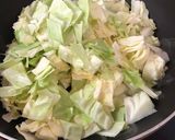簡単☆スモークチキンでキャベツ炒め♪作り方1写真