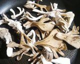 春菊と舞茸の☆オイスターバター炒め作り方2写真