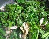春菊と舞茸の☆オイスターバター炒め作り方3写真