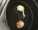 裏技☆1つの卵で2つの目玉焼きをつくる！作り方3写真