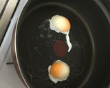 裏技☆1つの卵で2つの目玉焼きをつくる！作り方3写真