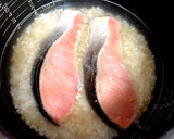 塩鮭とカイワレのマヨおにぎり作り方1写真