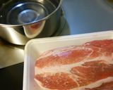 豚肩ロースブロックを茹でて焼いて煮て。作り方1写真