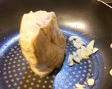 豚肩ロースブロックを茹でて焼いて煮て。作り方4写真