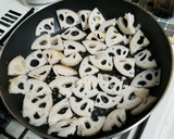 皮付きレンコンと鶏皮の塩炒め作り方3写真
