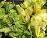 カリフローレとミニキャベツのにんにく炒め作り方3写真