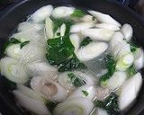 鶏団子とネギとほうれん草春雨スープ作り方3写真