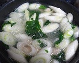 鶏団子とネギとほうれん草春雨スープ作り方3写真