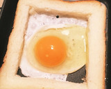 【簡単朝ご飯】埋め込み式目玉トースト作り方2写真